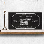 Señal Decorativa De Madera Vintage Chalkboard Baño Por Favor Sentarse<br><div class="desc">Ya sea que quiera añadir un toque de humor a su propio baño o hacer sonreír a sus huéspedes, este símbolo personalizado de madera en color blanco y negro con su dedo indicativo vintage y su mensaje lúdico hará que sea el truco. Es una elección ideal para los que aprecian...</div>