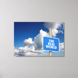 Señal del mundo real con cielo azul y nubes