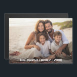 Sencilla 1 Foto Cobertura completa - Sobreposición<br><div class="desc">Utilice una foto horizontal o paisajística y haga un imán fotorefrigerador único y moderno. Este moderno diseño mínimo incluye una foto con texto para añadir cualquier nombre y texto. Si necesita mover algo,  haga clic en el botón personalizar para realizar cambios.</div>