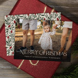 Sencilla elegancia Feliz Navidad Floral de vuelta<br><div class="desc">Esta hermosa tarjeta fotográfica de vacaciones presenta una tipografía moderna y elegante en el fondo, que dice "Feliz Navidad" en marfil. Una superposición de gradiente oscuro permite que el texto destaque contra cualquier foto. La parte posterior de la tarjeta contiene un patrón floral y verde dibujado a mano en colores...</div>
