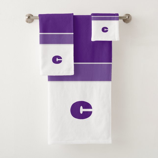 Sencillos tonos morados monograma toalla de baño (In situ)