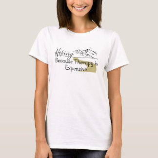 Senderismo en camiseta con montañas y diseño de se