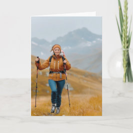 Senderismo por la montaña en otoño con tarjeta de 