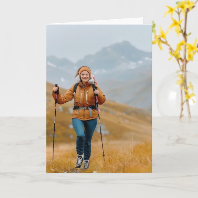 Senderismo por la montaña en otoño con tarjeta de  (flor amarilla)