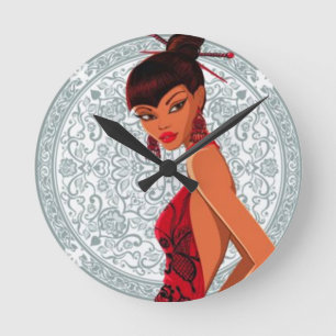 Señora asiática en reloj de pared del kimono