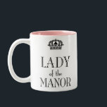 Señora de la taza Manor<br><div class="desc">La dama de la casa debería tomar una taza apropiada. Un gran regalo para la dama en tu vida y los fans de los dramas de época británicos.</div>