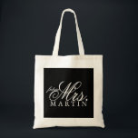 Señora del futuro de la bolsa de asas<br><div class="desc">La bolsa de asas con el texto para el día especial, añade fácilmente su texto de encargo y cambia el color de fondo para adaptarse a su estilo. El apellido como se muestra es con doble espacio, utiliza el solo-espacio o disminuye tamaño del texto para caber nombres más largos en...</div>