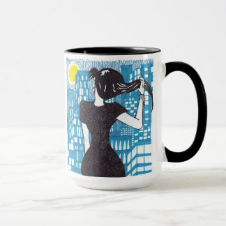 Señora que mira la taza de la ciudad
