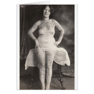 Señora tatuada Curvy