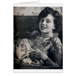 Señora tatuada de descanso