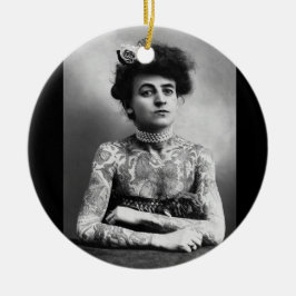 Señora tatuada gótica y ornamento tribal del