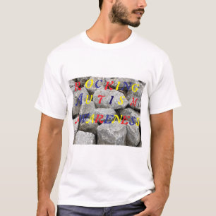 Sensibilización sobre autismo sacudiendo camiseta
