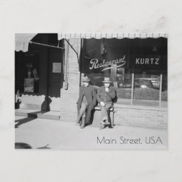 Sentado en la postal principal de la calle