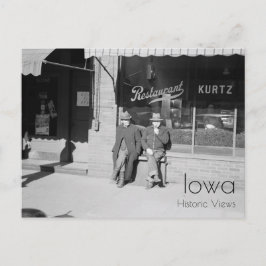 Sentado en la postal principal de la calle