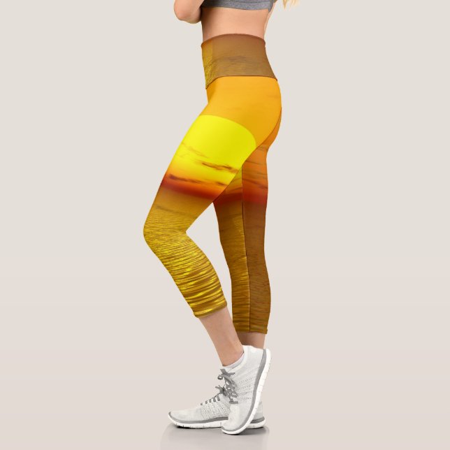 Serene Sunset Capri Leggings con diseño natural (Izquierda)