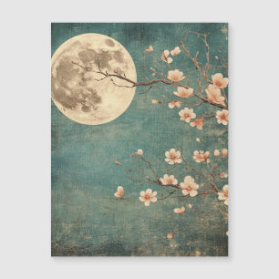 Serenidad con flores de cerezo iluminadas por luna