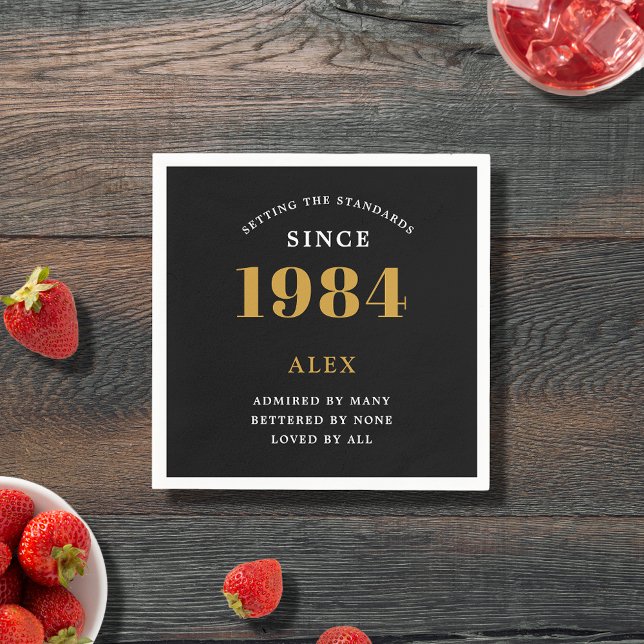 Servilleta De Papel 40.º Nombramiento de cumpleaños 1984 Moda elegante (Premium 40th Birthday Black and Gold Personalized Paper Napkins - Celebration Elegance)