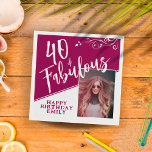 Servilleta De Papel 40 and Fabulous Script Photo Magenta 40th Birthday<br><div class="desc">40 and Fabulous Script Photo Magenta 40th Birthday Napkins. Trendy white script and white foliage with a custom photo. Make your own 40th birthday party paper napkins for her. Customize with the name and age and insert your photo into the template.</div>