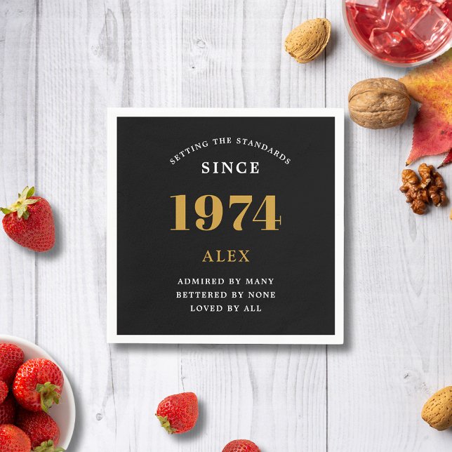 Servilleta De Papel 50.º Nombramiento de cumpleaños 1974 Moda elegante (Premium 50th Birthday Black and Gold Personalized Paper Napkins - Celebration Elegance)
