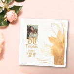 Servilleta De Papel 50 y Fabulous Gold Foliage 50th Birthday Photo<br><div class="desc">50 y Fabulous Gold Foliage 50th Birthday Photo Napkins. 50 y texto fabuloso en escritura blanca a la moda con un nombre y follaje dorado. Personalízalo con tu foto,  tu nombre y la edad.</div>