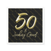 50 y luciendo un buen cumpleaños de oro