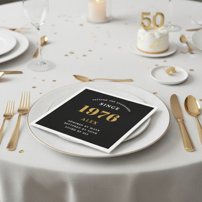 Servilleta De Papel 50th Birthday Name 1976 Black Gold Elegant Chic (1976 Napkin on a plate. White background.)
