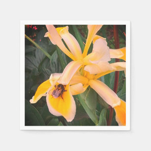Servilleta De Papel Abeja en una flor amarilla