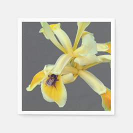 Servilleta De Papel Abeja en una flor amarilla