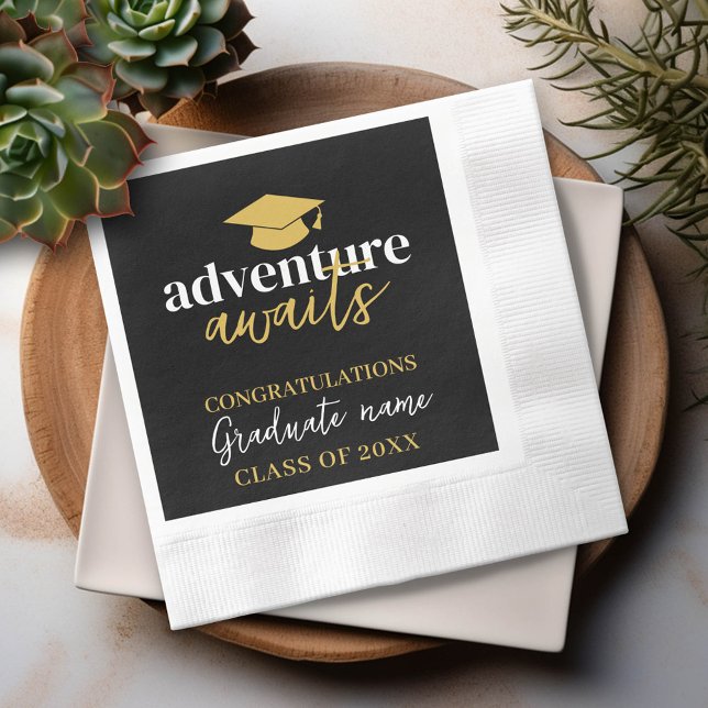 Servilleta De Papel Adventure Awaits - Name Cap Black Gold Graduation (Custom Graduation Party Napkin - Modern Black and Gold Design with Grad's Name)