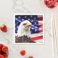 Águila calva y bandera estadounidense