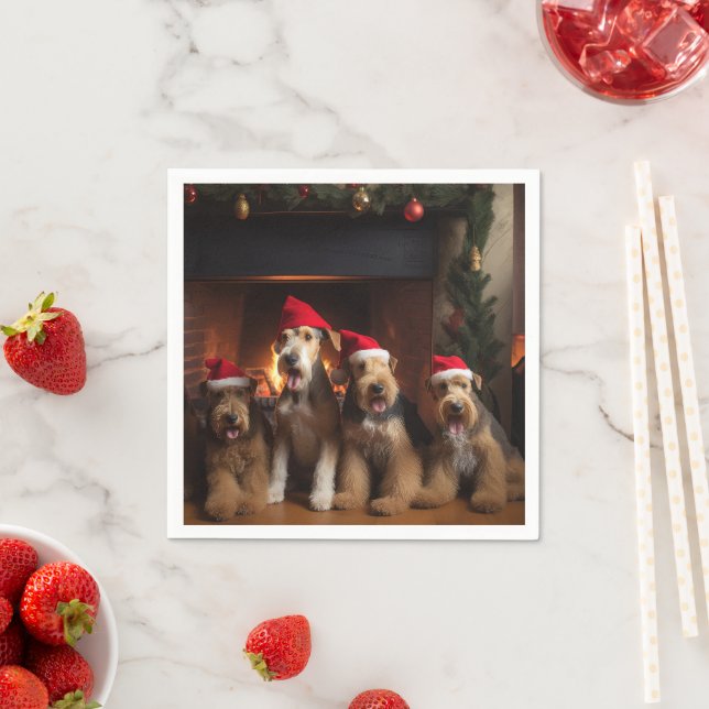 Servilleta De Papel Airedale junto a la chimenea de Navidad (In situ)