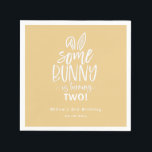 Servilleta De Papel Algunas servilletas de la fiesta de cumpleaños de<br><div class="desc">Cuidadas servilletas de papel de cumpleaños "Bunny". Tipografía blanca con acento de oído conejito sobre fondo de color amarillo polvoriento.</div>