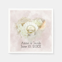 Anillos bodas en el corazón de la concha y la aren