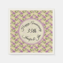 Aniversario de violetas púrpuras en amarillo pálid