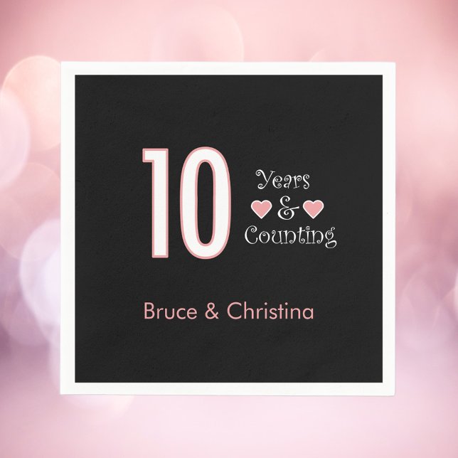 Servilleta De Papel aniversario personalizable de 10 años y contando (A 10th anniversary paper napkin that says 10 years and counting.  The names can be personalize.)