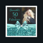 Servilleta De Papel Aqua Turquoise Purpurina Bow 50th Birthday Photo<br><div class="desc">Turquoise Aquqa Purpurina y Bow | 50.ª servilleta de papel de cumpleaños. ¡Cincuenta y Fabuloso! Un hermoso y elegante purpurina de confeti color turquesa verde azulado acuático con la servilleta de la fiesta de cumpleaños número 50 con un arco, puede personalizar la celebración de su fiesta de cumpleaños número 50....</div>
