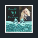 Servilleta De Papel Aqua Turquoise Purpurina Bow 50th Birthday Photo<br><div class="desc">Turquoise Aquqa Purpurina y Bow | 50.ª servilleta de papel de cumpleaños. ¡Cincuenta y Fabuloso! Un hermoso y elegante purpurina de confeti color turquesa verde azulado acuático con la servilleta de la fiesta de cumpleaños número 50 con un arco, puede personalizar la celebración de su fiesta de cumpleaños número 50....</div>