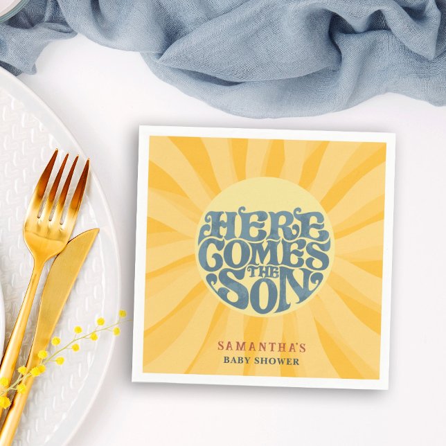 Servilleta De Papel Aquí viene el Baby Shower retro de los hijos (Here comes the son baby shower napkin with a sun with rays in the background with retro typography.)