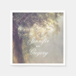 Servilleta De Papel Árbol de roble y cuerdas iluminan la boda rústica