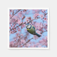 Ave azul en flores japonesas de cerezo rosa