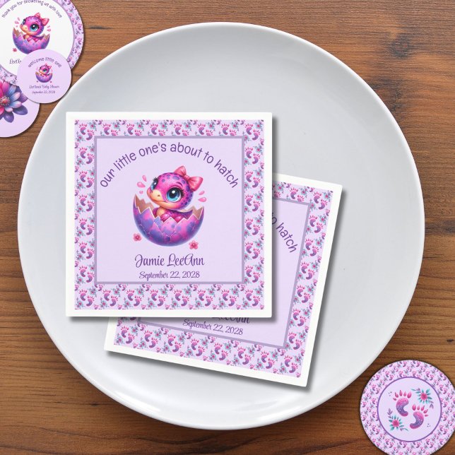 Servilleta De Papel Baby Shower de dinosaurios morados "Hatching Pront ("Hatching Soon" Dinosaur Baby Shower Lavender Napkins)
