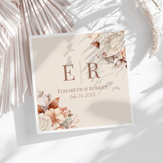 Servilleta De Papel Beso Floral Mocha Mousse Bodas Monograma (Blush Floral Mocha Mousse Monogram Wedding Napkins on a sunny white boho table.)