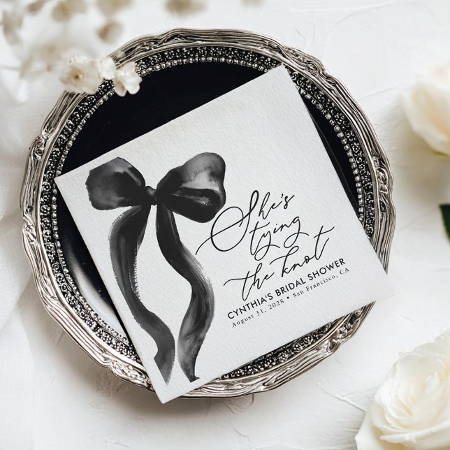 Servilleta De Papel Black Bow está atando la ducha nupcial (She's tying the Knot Black Bow Ribbon Bridal Shower Napkins)