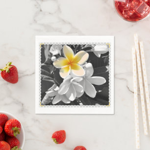 Servilleta De Papel Blanco Negro Con Un Frangipani Amarillo, servillet