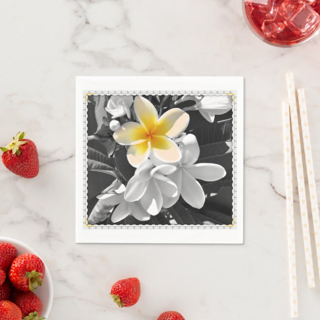 Servilleta De Papel Blanco Negro Con Un Frangipani Amarillo, servillet (In situ)