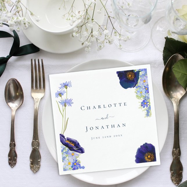 Servilleta De Papel Boda azul de flores silvestres moderno (Elegant blue wildflower watercolor wedding napkin with stylish typography bride and groom names)