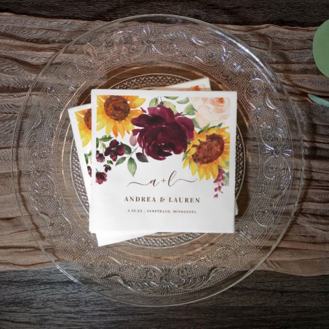 Servilleta De Papel Boda Caída Rosas de girasol Vino de Borgoña (Fall wedding napkins with watercolor florals and personalized names in rustic autumn colors.)