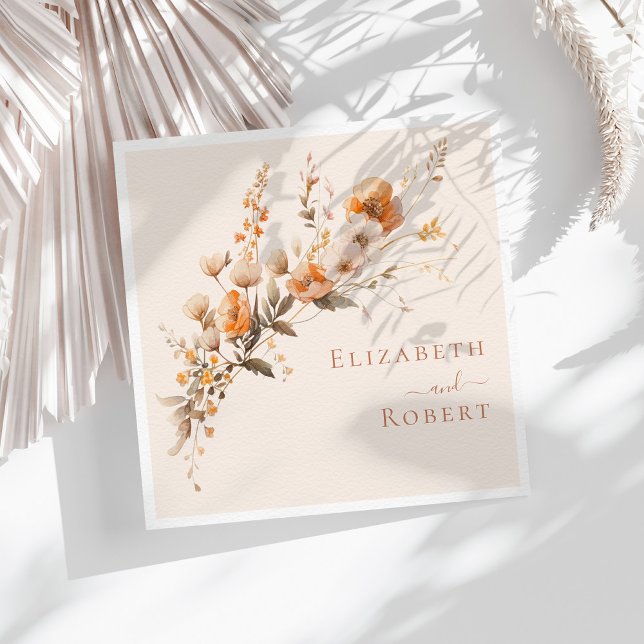 Servilleta De Papel Boda de Boho Terracota Naranja Quemada Flores Silv (Boho Terracotta Burnt Orange Wildflowers Wedding Napkins on a sunny table with white dry flowers)