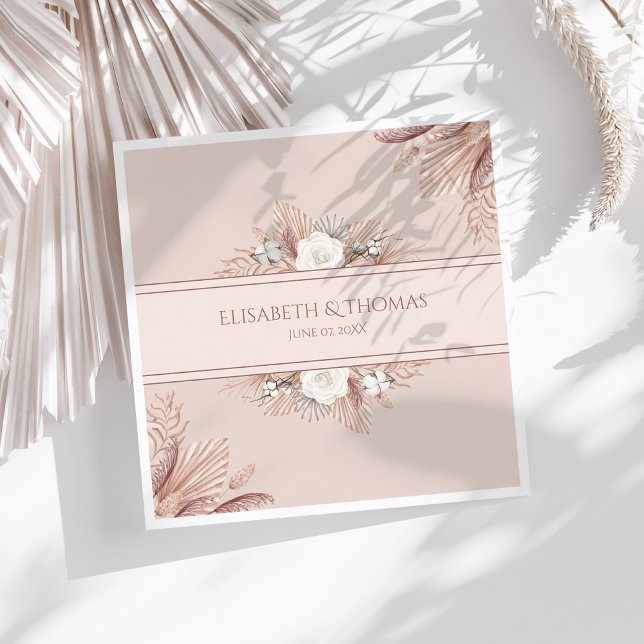 Servilleta De Papel Boda de Grass Boho Pampas (Boho Pampas Grass Wedding Napkins on a sunny white table with dry palm leaf.)