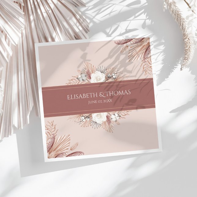 Servilleta De Papel Boda de hierba de Pampas Boho  (Boho Pampas Grass Wedding Napkins on a sunny white table with dry palm leaf.)